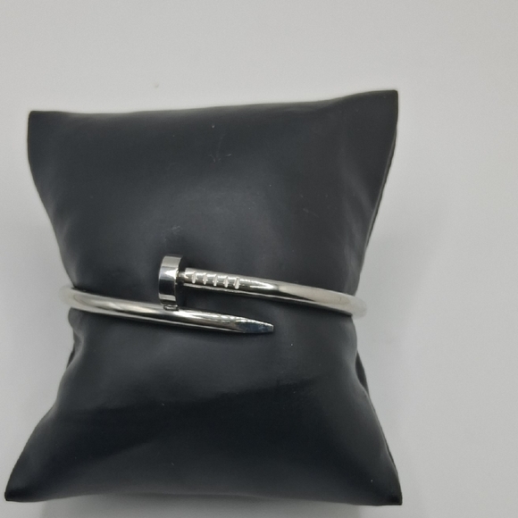 Elegant Silver Nail-Inspired Bracelet - Picture 1 of 1